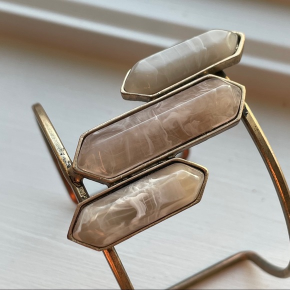 Cuff bracelet in rose gold metal with quartz - Picture 6 of 7